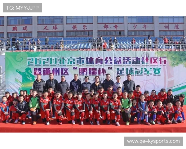 球队与当地学校合作推广足球课程受到好评